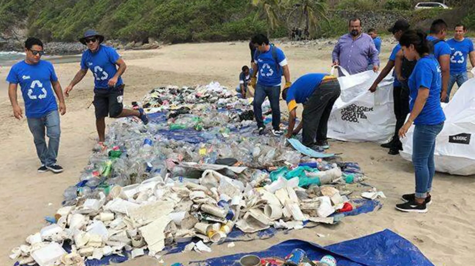 Zihuatanejo - reciclaje en las playas locales 